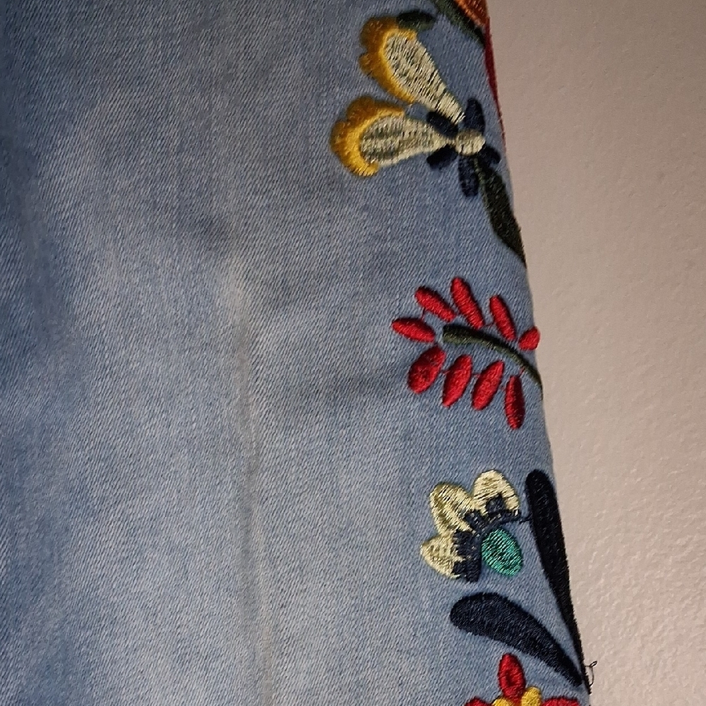 Embroidered Light Denim Caprus, Size 6 Petite - Picture 6 of 11